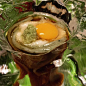 夏日.凉面，日本京都一家叫Tempura Matsu 的餐厅将乌冬面盛入冰块做成的碗中，并配上艾蒿、芥末和生蛋黄，单从视觉上这碗面已经征服了我。via顶尖设计