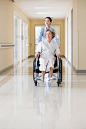 病人,护士,医院,轮椅,病房_669faf510_护士照顾坐轮椅的老人_创意图片_Getty Images China