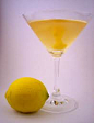 两者之间Between the Sheets Cocktail 【材料】：白兰地1/3，白朗姆酒1/3，橘橙酒(君度)1/3，柠檬汁1茶勺 【制法】将所有材料倒入雪克壶中摇和将摇和好的酒倒入鸡尾酒杯中。