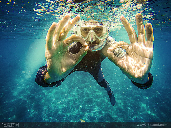 海底的潜水员摆出ok手势的高清摄影图片