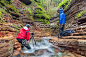 兩個自然攝影師在高山溪流-Taugl 峽谷 免版稅 stock photo