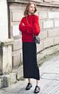 超亮眼的红色半高领毛衣，宽松蝙蝠袖配上短款样式，穿着很洋气，带有些优雅的慵懒感，搭配长款包臀一步裙，女人味十足。
 #学院# #英伦# #日韩# #时尚# #潮人#