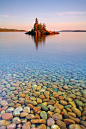 加拿大，苏必利尔湖的斜阳岛。

