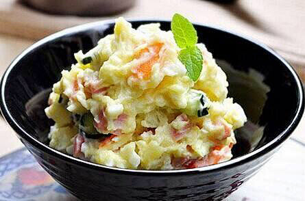 【土豆沙拉】1.土豆在盐水中煮熟，晾凉，...