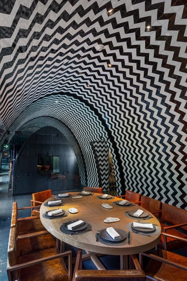 拥有超过11000块定制瓷砖的餐厅墙壁 ...