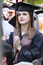 当地时间5月25日，艾玛·沃特森 (Emma Watson) 在家人和朋友的陪伴下出席了布朗大学毕业典礼，身穿学士服的艾玛书卷气息十足