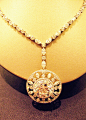 19世纪40年代，Charles Tiffany从欧洲皇室那里购得一批钻石珠宝，自此被冠以“钻石之王”的盛誉。这款Tiffany Noble钻石项链，吊坠主钻达18.44克拉，纯净无瑕的构造，带来璀璨光芒。 情迷珠宝，请关注<a class="text-meta meta-mention" href="/ruly4ka1ro/">@像花儿一样绽放的高级珠宝</a>
