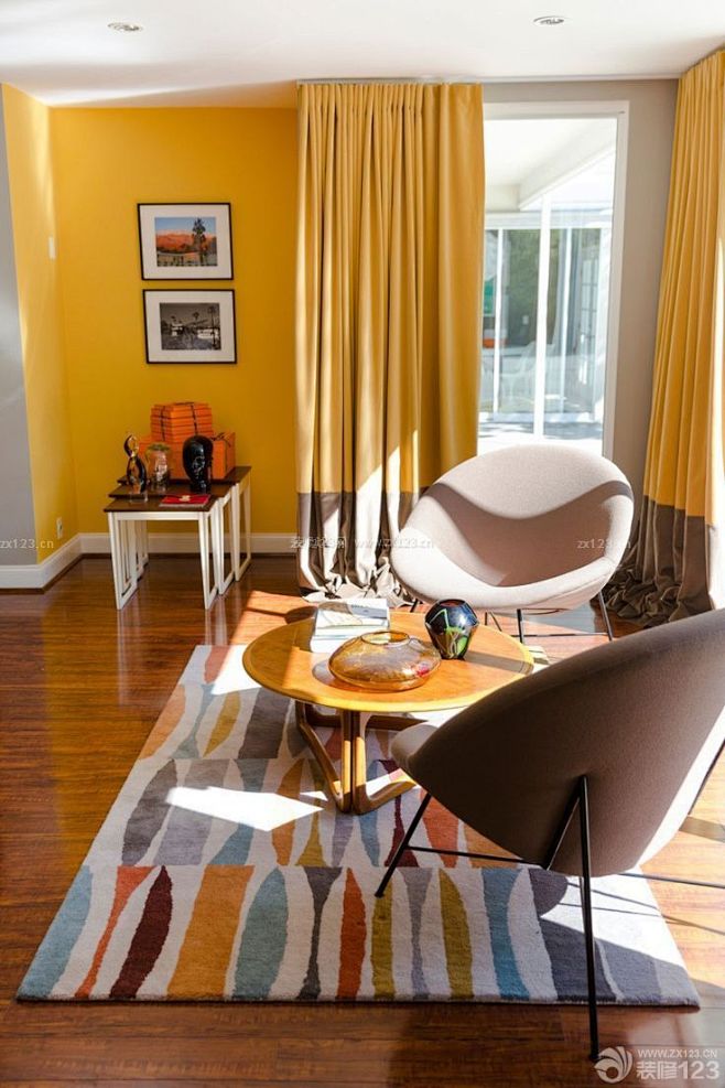 温馨60平米小户型带阁楼的客厅黄色窗帘装...