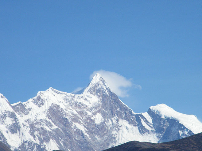 南迦巴瓦峰是西藏林芝地区最高的山，海拔7...