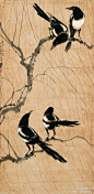 徐悲鸿《四喜图》--- 喜鹊是中国画的传统题材之一，徐悲鸿多次以喜鹊图赠友，暗含“喜上眉梢”、“捷报频传”等美好心愿。此幅中的四只喜鹊，神态各异，栩栩如生。柳树树干，浓淡晕写，辅以线条，颇有气势；柳树枝条，刚劲流畅，树静枝拂，鹊跃纸面，喜鹊与所栖树枝浓淡墨色的节奏变化甚妙。