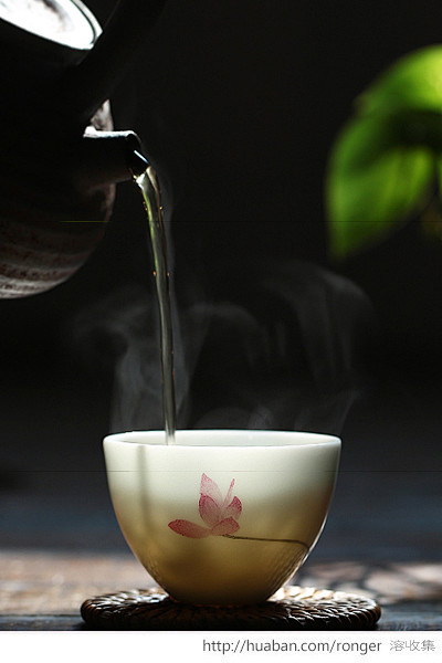 闻香一盏茶，
兜揽半壶纱。
雾从心蔓过，...