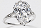 呈梨形的库利南 IX钻石。它是9颗库利南大钻石中尺寸最小的一颗，重4.4克拉，1911年镶嵌在玛丽王后的12爪铂金戒指上。1953年，伊丽莎白女王继承了这枚钻戒。
