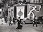 1936年．法国巴黎Boulevard des Italiens区街头的行人，街道两旁林立着彩票和苦艾酒的广告。彩票广告用“试试运气”作为广告语。巴黎被称之为“光之城市”，Boulevard des Italiens是这里最时尚的地区。这幅照片由摄影师梅纳德-欧文-威廉斯拍摄。威廉斯是一位旅行家，同时也是美国《国家地理杂志》的第一位驻外记者，曾对1923年开启图坦卡门墓进行报道。 #人文纪实#