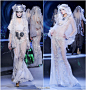 John Galliano F/W 2009｜明明是以“Zombie Ukraine Bride”为主题的东欧冰雪世界，在鬼才Galliano手中变得极致的妖娆鬼魅，妆容服饰以及童话般的雪花星辰隧道都美惨了～