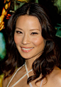 刘玉玲（Lucy Alexis Liu），1968年12月2日出生于美国纽约的皇后区，父母亲都是中国台湾的移民，父母祖籍分别是北京和上海。是目前好莱坞片酬最高的华裔女星。在美版新剧《福尔摩斯》中扮演女华生一角。
