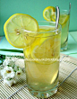 蜂蜜柠檬绿茶
1.绿茶用开水冲泡，放置10分钟左右，待绿茶泡出味道和颜色后，将茶叶过滤掉。
2.等茶温凉之后，加入柠檬和蜂蜜，搅拌均匀。
3.直接饮用或放冰箱冷藏后加冰块饮用。