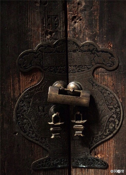 从前的锁也好看，钥匙精美有样子。你锁了，...