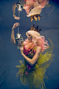 水下的童话，一系列充满戏剧性的水下摄影，摄影师 Cheryl Walsh。
