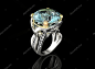 黄金与钻石的订婚戒指。珠宝背景