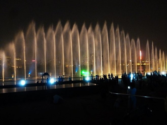 赏玩世博轴夜景和音乐喷泉