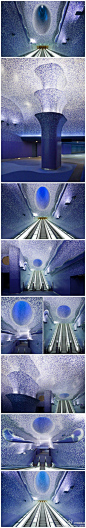 oscar tusquets blanca最近设计了意大利toledo地铁站。地铁站内部的墙面和地面全都覆盖了一层不同深浅的蓝色bisazza马赛克，这个令人惊叹的设计让人们感觉仿佛置身于海底。这个设计是意大利那不勒斯市地铁艺术环线项目的一部分，他们邀请艺术家们在地铁站创作一系列艺术装置作品(原图尺寸：440x2703px)