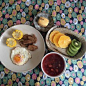 15.3.29早餐记录：花生红枣银耳粥，曲奇饼、玉米、煎蛋、卤肉，橙子、猕猴桃