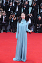 参加威尼斯国际电影节时，身穿一袭蓝色长裙出席，优雅大方。