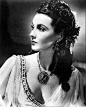 费雯·丽(Vivien Leigh)(1913年11月5日－1967年7月7日)，英国籍好莱坞著名女演员。原名费雯·玛丽·哈特利。以惊人的美貌和精湛的演技闻名于世。早期在好莱坞发展便一鸣惊人，成功地饰演《乱世佳人》中的斯佳丽·奥哈拉而问鼎奥斯卡最佳女主角。后回到英国发展戏剧，获得戏剧最高奖托尼奖最佳女主角，被奉为“戏剧女王”。12年后，37岁的她再次闯荡好莱坞，凭借《欲望号街车》再次问鼎奥斯卡最佳女主角奖。1967年，因患肺结核逝世。1999年，她被美国电影学会选为百年来最伟大的女演员第16名。
