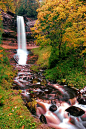慕尼心瀑布在秋季，美国密歇根州上半岛。