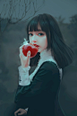 5K手机吃苹果的少女孩子 齐刘海 红苹果超高清壁纸