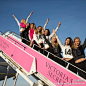 Victoria's Secret Fashion Show 2014首次将秀场设在美国之外，天使们乘着自家的飞机空降伦敦，集体亮相大秀美腿。一年一度的视觉盛宴即将在今晚12点上演