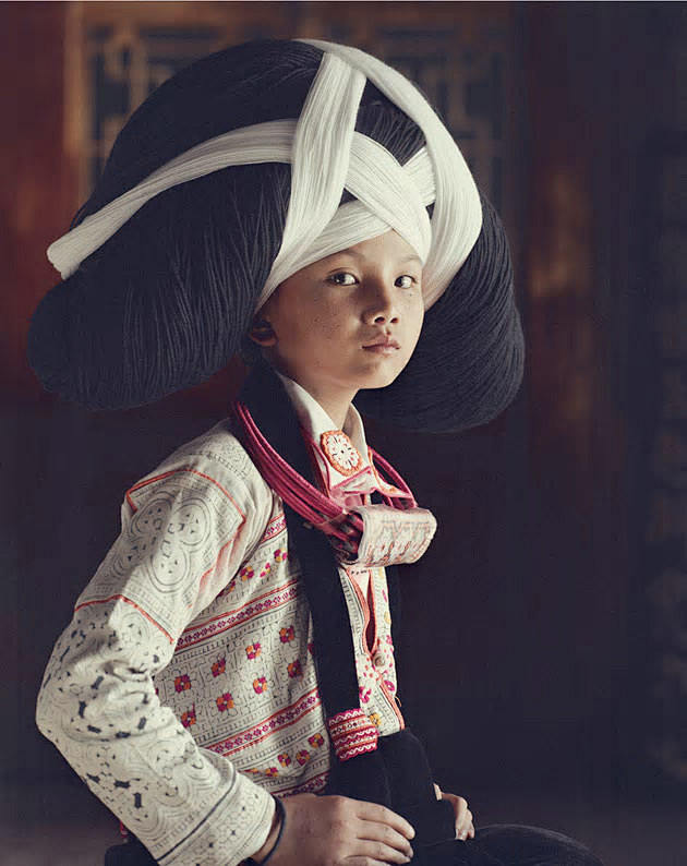 中国，贵州省<br>身着传统服饰的苗族女...