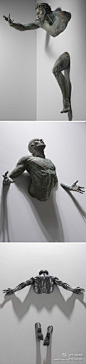 今日美术馆：【今日分享】意大利雕塑家 Matteo Pugliese 的作品。其每一件雕塑作品都由多个被固定在墙上的部分组成，给人造成一种被困于墙体之中的错觉。挣扎、痛苦、无奈等复杂情绪在作品中得到淋漓尽致的展现，具有强烈的视觉冲击力！(by艺术当代)