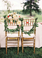 椅背装饰。来自：婚礼时光——关注婚礼的一切，分享最美好的时光。#椅背装饰#