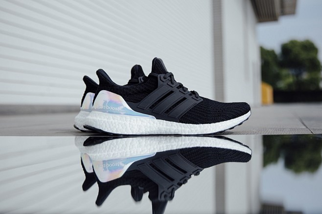 adidas UltraBOOST 4....