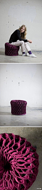 #设计癖#FoFo是一款用纺织物制作而成的座椅，造型美观，弹性好。而且底部有钢环固定，防止纺织物损坏。作者是来自挪威奥斯陆的 Silje Softing 晚安，设计癖们。 原文链接http://t.cn/z8ncTTC