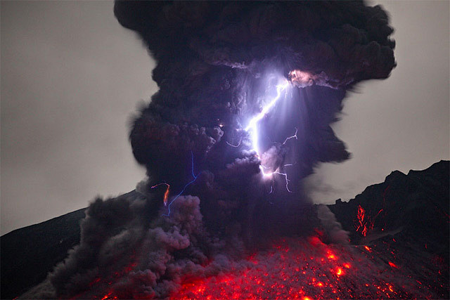 火山喷发闪电奇观，来自摄影师 Marti...