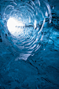 Crystal ice cave | Vatnajökull | Iceland : a little trip to the crystal ice cave in south Iceland! Going inside the famous ice caves of the glacier Vatnajökull and have time for some great photography! 