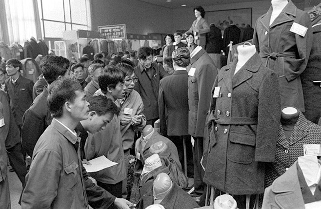 【凭票供应】1978年12月28日，人们...