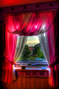  粉色,过滤,窗帘,家居 想象光线透过窗帘照进你的视野，一切被过滤成柔和的粉色，无论窗外的景色如何平常，都不会一样了~~！
