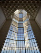 伊斯蘭藝術博物館150英尺高的玻璃幕墙，人们可以透过它望见碧海金沙、