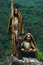 #天下#【尼泊尔 采蜜人】在尼泊尔中部喜马拉雅山区的峭壁上繁衍着一种黑大蜜蜂，当地的古隆人以采蜜为生。他们点火将蜜蜂熏出，沿着简陋的绳梯爬上峭壁，用竹竿掏出蜂蜜放入筐中降到地上。每年两次的采蜜前，都有祭祀和祭祀仪式，1987年，法国摄影师Eric Valli 跟拍了采蜜的过程，这景象至今震撼人心。