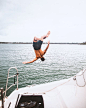 男子跳跃,游泳,夏季,度假,生活方式,旅行,大海,水,航行,快艇