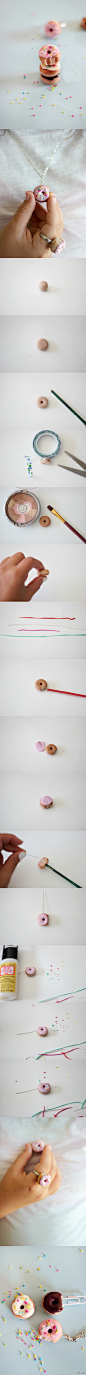 #How to Make a Polymer Clay Doughnut Charm or Ring#By Lucy Akins。萌萌哒软陶甜甜圈~说几个重点：上色那步是使用棕色粉笔或古铜色眼影均匀覆盖表面；之后把主体和那几根彩色细条一起放入冰箱，取出后可以做出自然的咬痕缺口；最后把彩条切小段用Mod Podge胶粘好待干。Cute and easy，right？