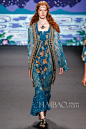 【2014春夏时装流行关键词八：名族风】
从不同民族服饰中汲取灵感，也是时装设计师们的惯常手法。比如2014春夏时装周上，华裔设计师安娜苏 (Anna Sui) 将她的精灵少女们打扮成童话世界中的阿拉伯公主，漂亮的印花和蓬松的长发都如此令人心动；杜嘉班纳 (Dolce & Gabbana) 则一直玩味着他们拿手的西西里风情，不过在本季秀场中还加入的东方风情的花枝和瓷器花边；当然本季最受关注的民族风格品牌，当属华伦天奴 (Valentino) ，精致的花纹和娃娃般的服饰让人联想到美丽的俄罗斯少女。#