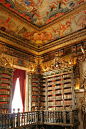 科英布拉大学图书馆，葡萄牙；欧洲最古老的图书馆之一，有700多年历史典型巴洛克式建筑。馆内装饰金碧辉煌气魄宏大，分上下两层，顶高5米用各式挂毯和瓷砖画装点，反应宗教、战争和历史主题。馆藏10万余册，如今架上的书只作为展品，但可以在新馆找到相应的复本阅读。