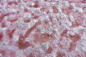 近距离的粉红色结晶盐的高分辨率纹理在一个湖。空间景观。大自然美丽的色彩。旅行照片的背景。在地下的干粉