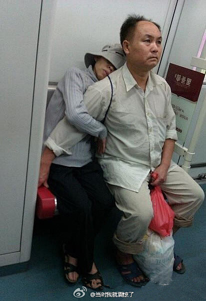 【这就是爱[心]】在广州地铁里：没有拥抱...
