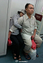 【这就是爱[心]】在广州地铁里：没有拥抱，没有接吻，没有落日，没有沙滩，有的只不过是一个1米多的座位，男人体贴地伸出手挡住妻子的座位让她安稳睡觉，男人的眼中满是血丝，脚下是一包包的药，看得出男人很疲惫。如果一起甜蜜叫做爱情，那么风雨同舟则是爱情的真谛。