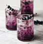 蓝莓鸡尾酒 Mixingblueberry cocktail